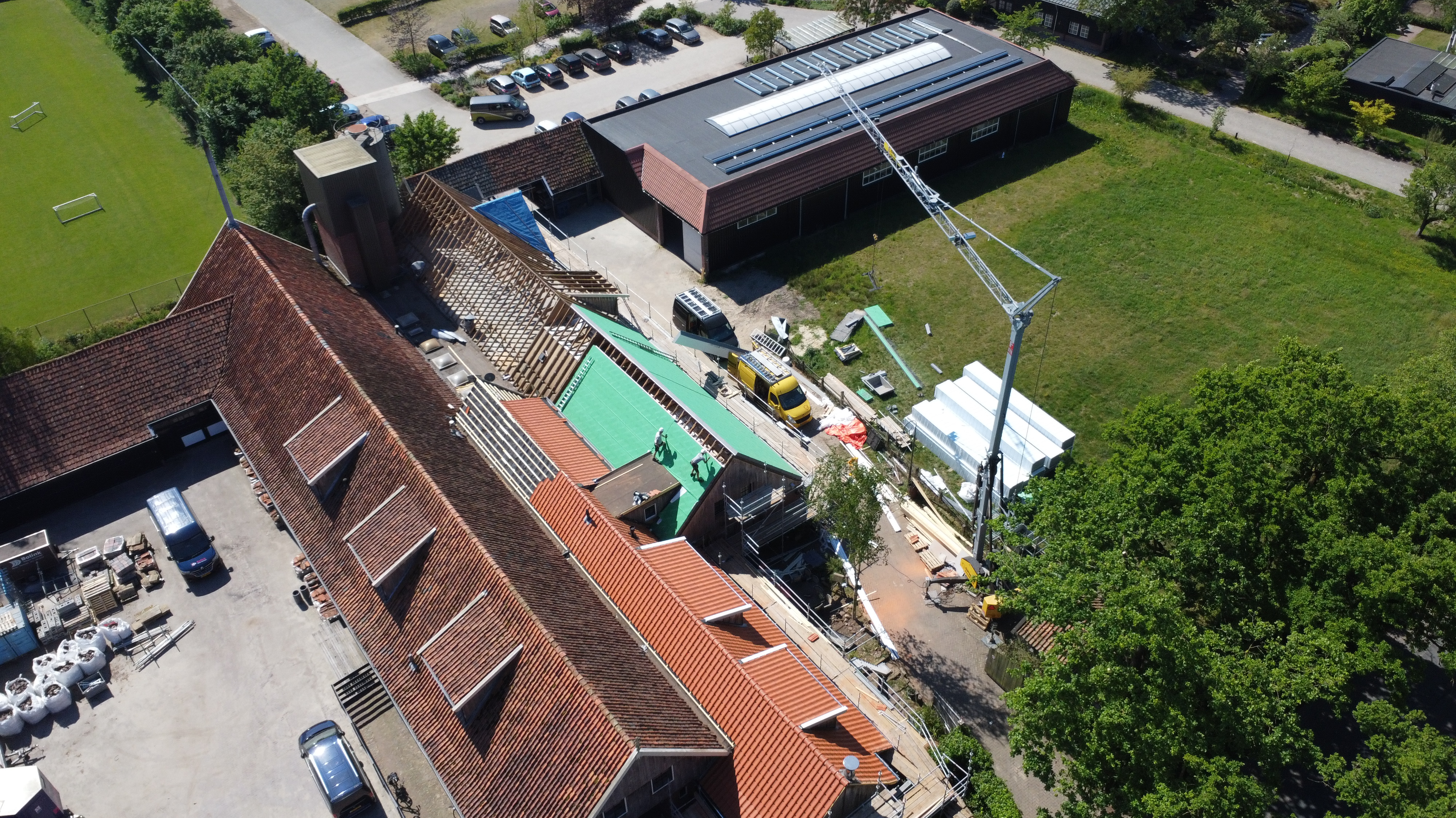 Restauratie en verduurzaming hellend dak en dakkapellen Weerselo fase 1 foto
